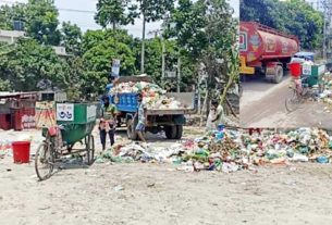 চাঁদপুর শহরের মিশন রোডে ডাস্টবিন বসিয়ে জনদুর্ভোগ