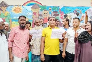 চাঁদপুরে বিশুদ্ধ পানি ও পানির বিল হ্রাসের দাবিতে পৌরসভায় বিক্ষোভ