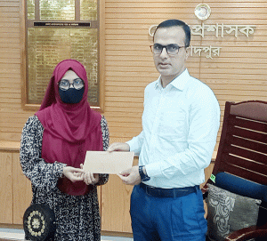 চাঁদপুরের তিন শিক্ষার্থীর উচ্চশিক্ষার স্বপ্নপূরণে জেলা প্রশাসকের মানবিক সহায়তা