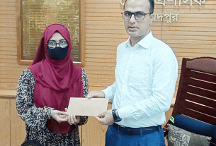 চাঁদপুরের তিন শিক্ষার্থীর উচ্চশিক্ষার স্বপ্নপূরণে জেলা প্রশাসকের মানবিক সহায়তা