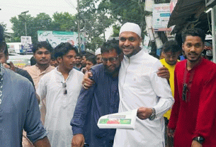 কচুয়া বাজারে ৩১ দফার বার্তা পৌঁছে দিচ্ছেন ইঞ্জিনিয়ার হাবিবুর রহমান