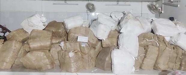 কুমিল্লায় র‍্যাবের অভিযানে ভারতীয় শাড়ি-লেহেঙ্গাসহ চোরাকারবারি আটক