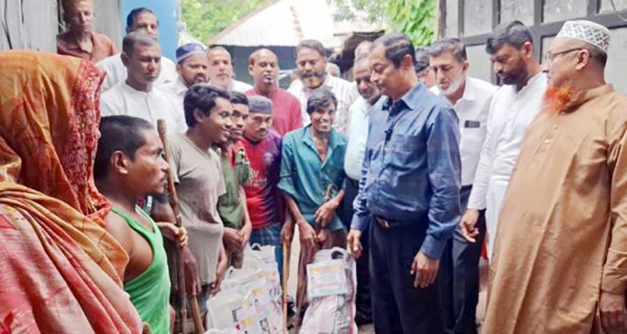 ফরিদগঞ্জে প্রতিবন্ধী ছয় সহোদরের পাশে দাঁড়ালেন সাবেক এমপি লায়ন মো: হারুনুর রশিদ