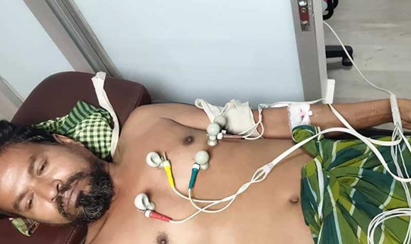 পঙ্গু জামাল মৃধার পাশে দাঁড়ান