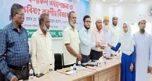হাজীগঞ্জে এসএসসিতে প্রথম স্থান অধিকারী শেখ নুরজাহানকে সংবর্ধনা