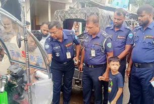 সড়কে শৃঙ্খলা ফেরাতে মতলব উত্তরে পুলিশের সচেতনতামূলক অভিযান