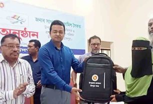 চাঁদপুর সদর উপজেলায় মেধাবী শিক্ষার্থীদের মাঝে স্কুল ব্যাগ ও শিক্ষা সামগ্রী বিতরণ