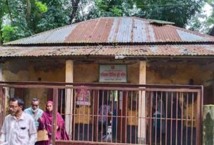 আমিরাবাদ ইউনিয়ন ভূমি অফিসের জরাজীর্ণ ভবনে চলছে সেবা