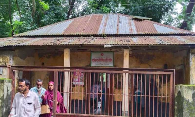 আমিরাবাদ ইউনিয়ন ভূমি অফিসের জরাজীর্ণ ভবনে চলছে সেবা