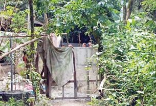 শাহরাস্তিতে একমাত্র চলাচলের পথ বন্ধ করায় চরম দুর্ভোগে এলাকাবাসী