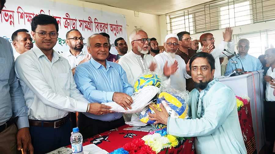 কচুয়ায় ৮৪টি শিক্ষা প্রতিষ্ঠানে ক্রীড়া সামগ্রী বিতরণ