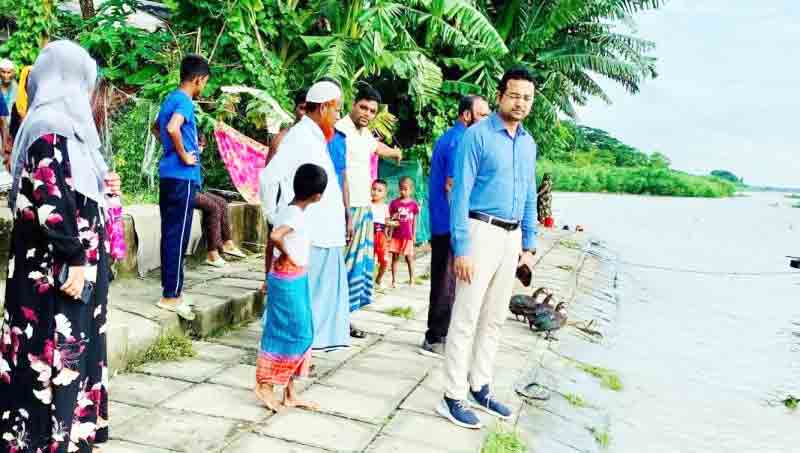 চাঁদপুর সদরের নদীতীরবর্তী প্লাবিত জনপদ পরিদর্শনে ইউএনও জামিল