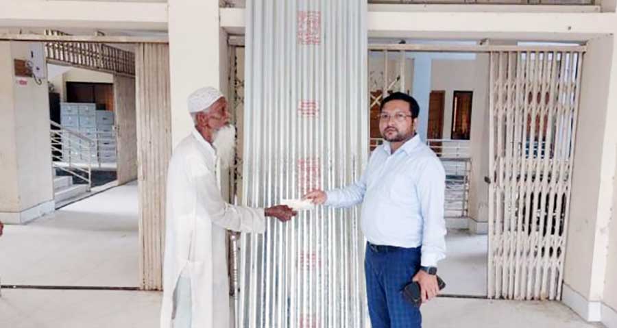 কচুয়ায় রাস্তার পাশে আশ্রয় নেওয়া রমিজ উদ্দিন পেলো ঘর নির্মাণের উপকরণ ও আর্থিক সহায়তা
