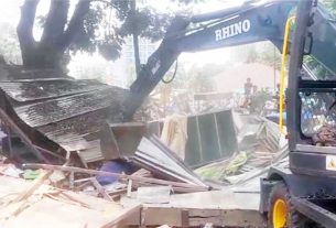 শহরের ছায়াবানী সংলগ্ন রেলপথের পাশে অবৈধ স্থাপনা উচ্ছেদে পৌরসভার অভিযান