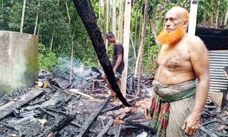 ফরিদগঞ্জে বৈদ্যুতিক শর্ট সার্কিটে বসতঘর পুড়ে ছাই