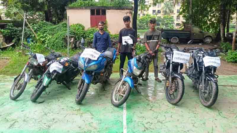 পুলিশের বিশেষ অভিযানে উদ্ধার চোরাই মোটরসাইকেল, আটক ৩