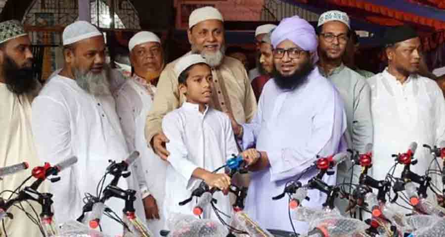ফরিদগঞ্জে মসজিদে টানা ৪০ দিন জামাতে নামাজ আদায়ে ৩২ শিশুকে বাইসাইকেল পুরস্কার