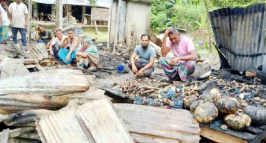 মতলব দক্ষিণে দুইটি অগ্নিকাণ্ডে প্রতিবন্ধীর ঘর ও ৫টি ব্যবসাপ্রতিষ্ঠান পুড়ে ছাই