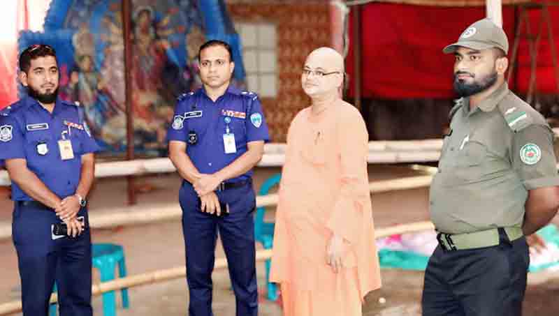 দুর্গাপূজা উপলক্ষে চাঁদপুর পুলিশ সুপারের পূজা মণ্ডপ পরিদর্শন