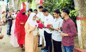 নবীন শিক্ষার্থীদের ফুল ও শিক্ষা উপকরণ দিয়ে স্বাগত জানালো মসক ছাত্রদল