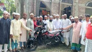 ২৩ বছরের ইমামতি জীবনের স্বীকৃতি : মুসল্লিদের পক্ষ থেকে ইমাম সাহেব পেলেন মোটরসাইকেল