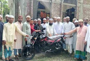 ২৩ বছরের ইমামতি জীবনের স্বীকৃতি : মুসল্লিদের পক্ষ থেকে ইমাম সাহেব পেলেন মোটরসাইকেল