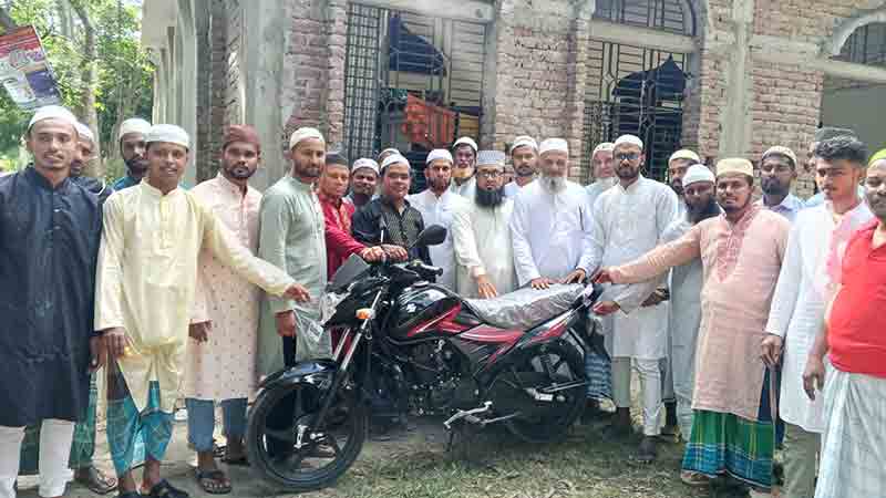 ২৩ বছরের ইমামতি জীবনের স্বীকৃতি : মুসল্লিদের পক্ষ থেকে ইমাম সাহেব পেলেন মোটরসাইকেল