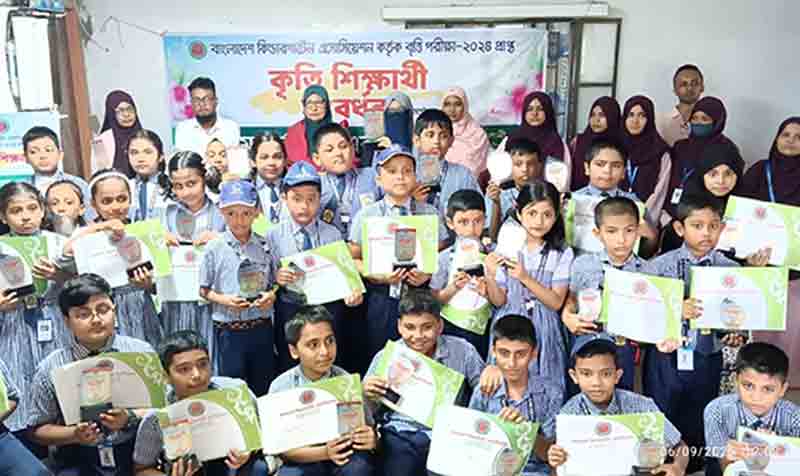 মডার্ন শিশু একাডেমিতে বৃত্তিপ্রাপ্ত মেধাবী শিক্ষার্থীদের সংবর্ধনা