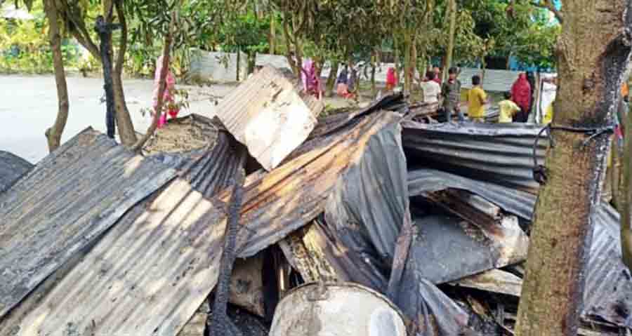 হাজীগঞ্জে গভীর রাতে ৬টি বসতঘর আগুন, নিঃস্ব দুটি পরিবার