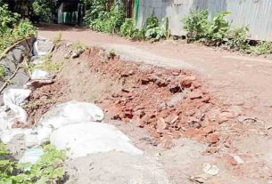 অপরিকল্পিত পুকুর খননে কচুয়ার রাস্তাগুলো হুমকিতে