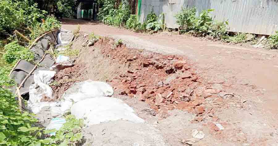 অপরিকল্পিত পুকুর খননে কচুয়ার রাস্তাগুলো হুমকিতে