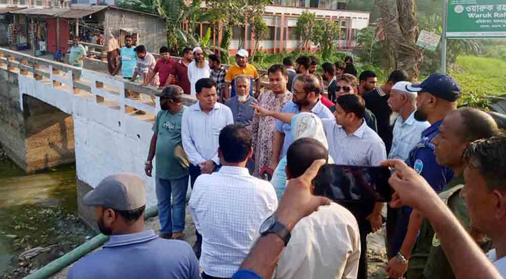 শাহরাস্তির ওয়ারুকে খাল পুনঃখননস্থল ঘুরে দেখলেন জেলা প্রশাসক