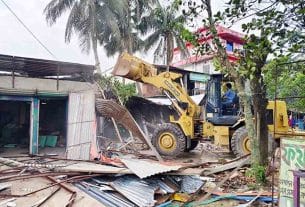 যানজট নিরসনে শাহরাস্তিতে সওজের উচ্ছেদ অভিযান