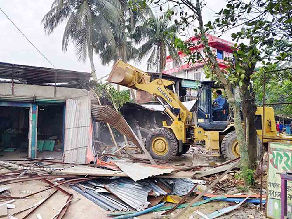 যানজট নিরসনে শাহরাস্তিতে সওজের উচ্ছেদ অভিযান
