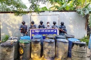মোহনপুরে অবৈধ জ্বালানি তেল জব্দ, ৪ ব্যবসায়ীকে জরিমানা