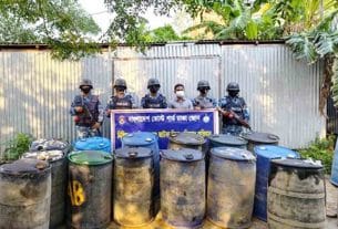 মোহনপুরে অবৈধ জ্বালানি তেল জব্দ, ৪ ব্যবসায়ীকে জরিমানা