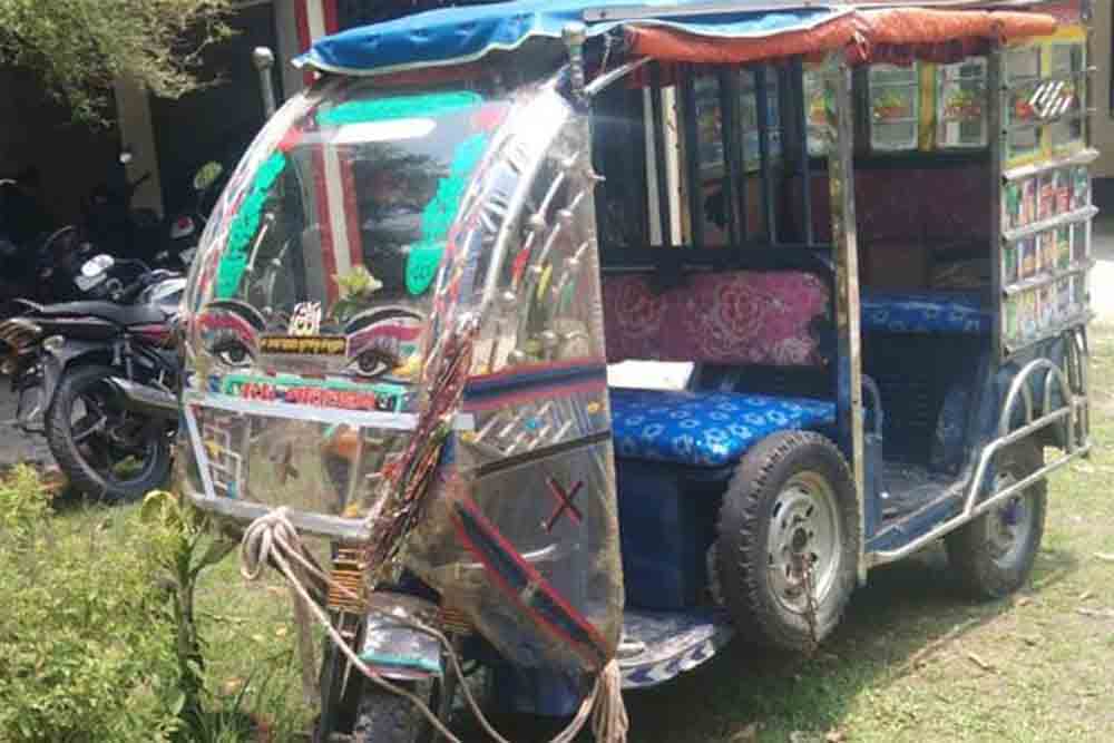 হাইমচরে অটোরিকশার ধাক্কায় প্রাণ গেল স্কুলছাত্রীর