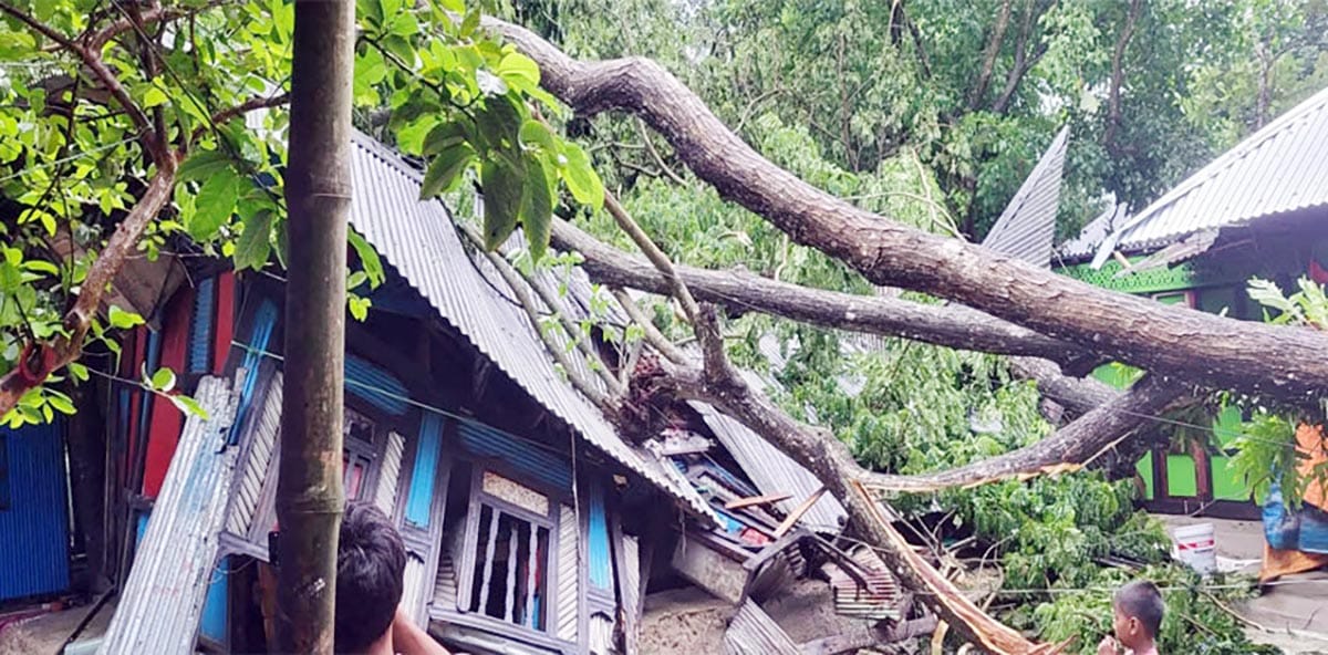 কালবৈশাখী ঝড়ে লণ্ডভণ্ড শাহরাস্তি, ক্ষয়ক্ষতির পরিমাণ কোটি টাকা