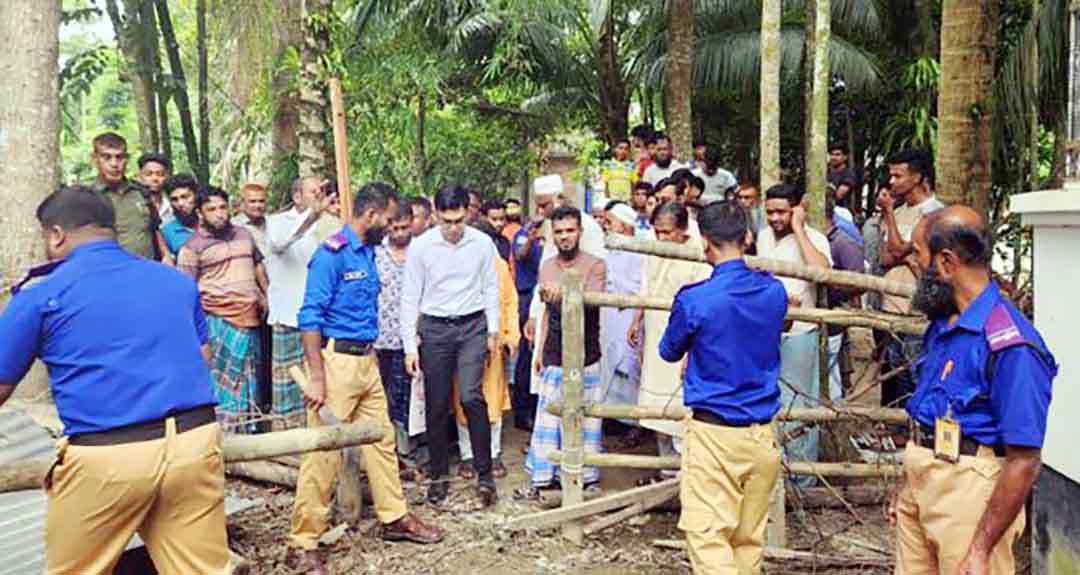 ফরিদগঞ্জে শিক্ষিকা পরিবারের বন্ধ পথ খুলে দিল প্রশাসন