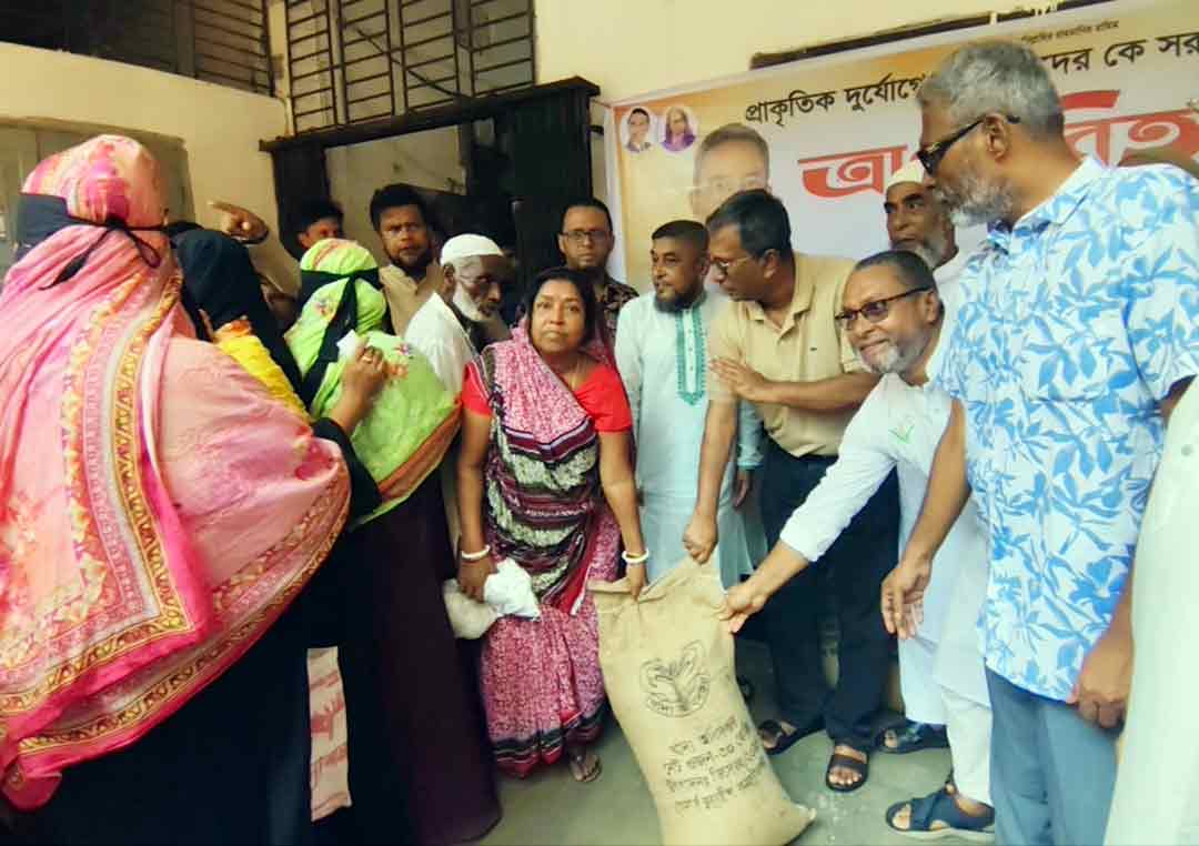 চাঁদপুরে ৪৯০ অসহায় পরিবারের মাঝে ৩০ কেজি করে চাল বিতরণ