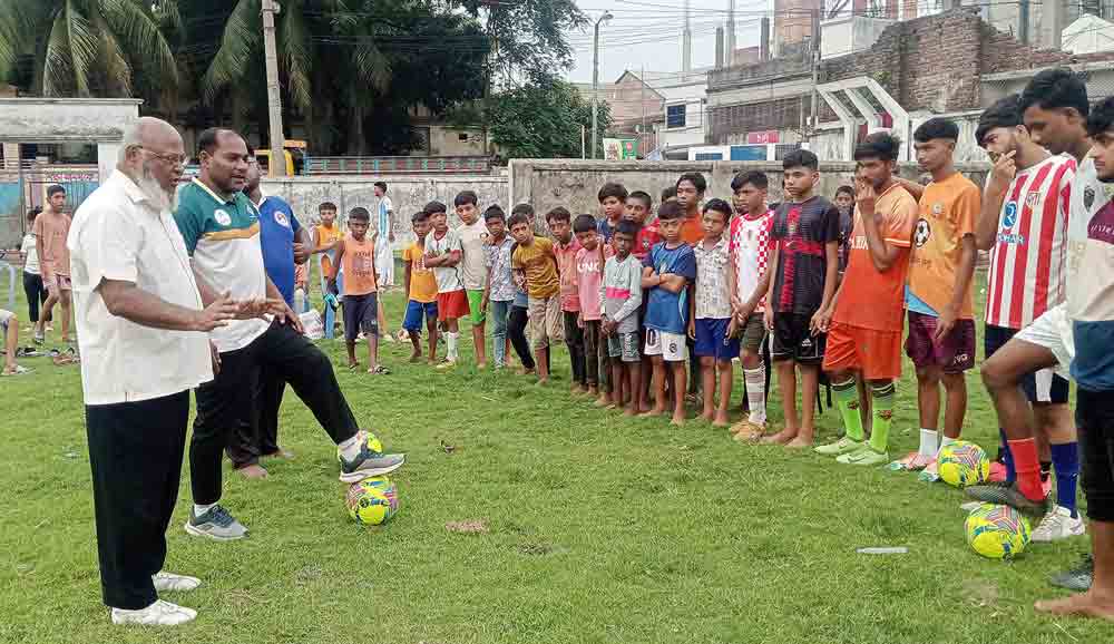 চাঁদপুরে নতুন কুঁড়ি সংগঠনের মাসব্যাপী ফুটবল প্রশিক্ষণের উদ্বোধন
