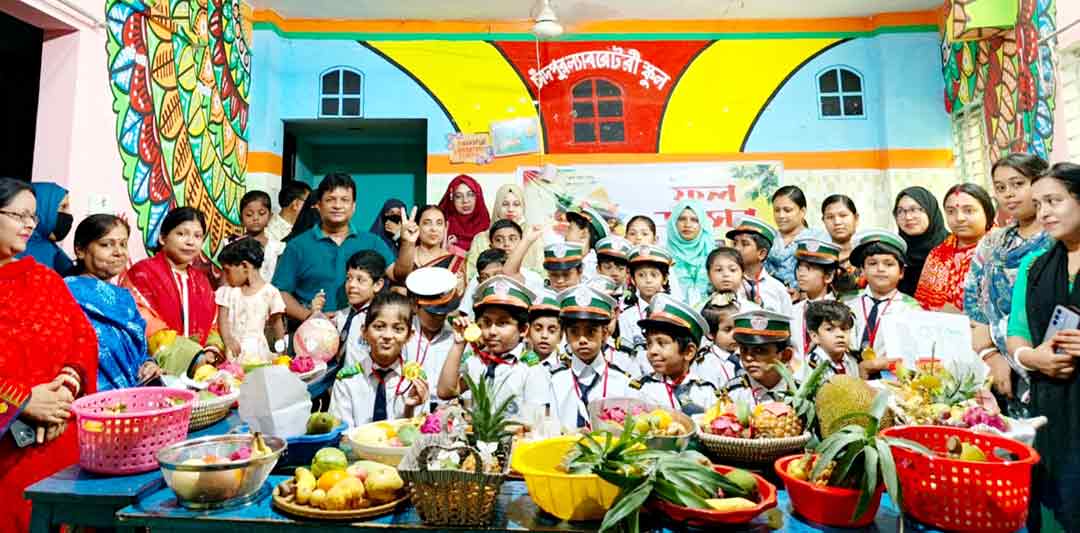 ফল উৎসবে মুখর ল্যাবরেটরি স্কুল