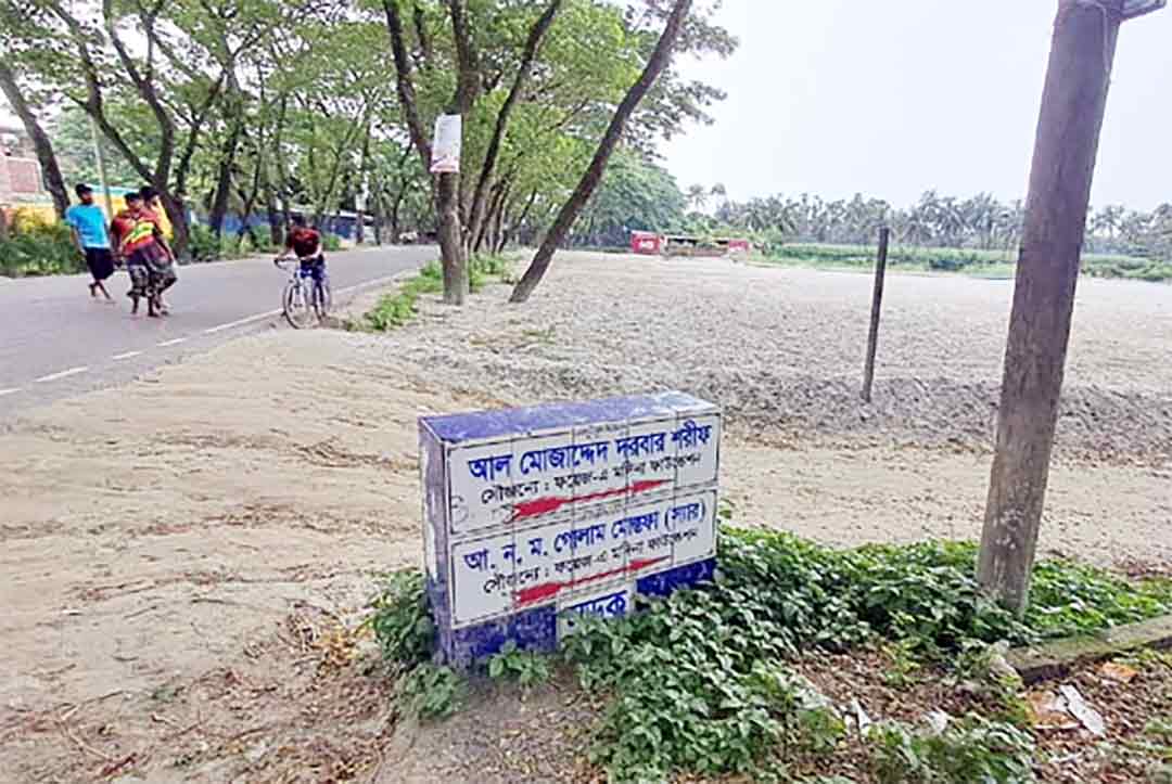 চাঁদপুর-রায়পুর সড়কের পাশে অবৈধ ভরাট, প্রশাসনের নীরবতায় বাড়ছে দখল