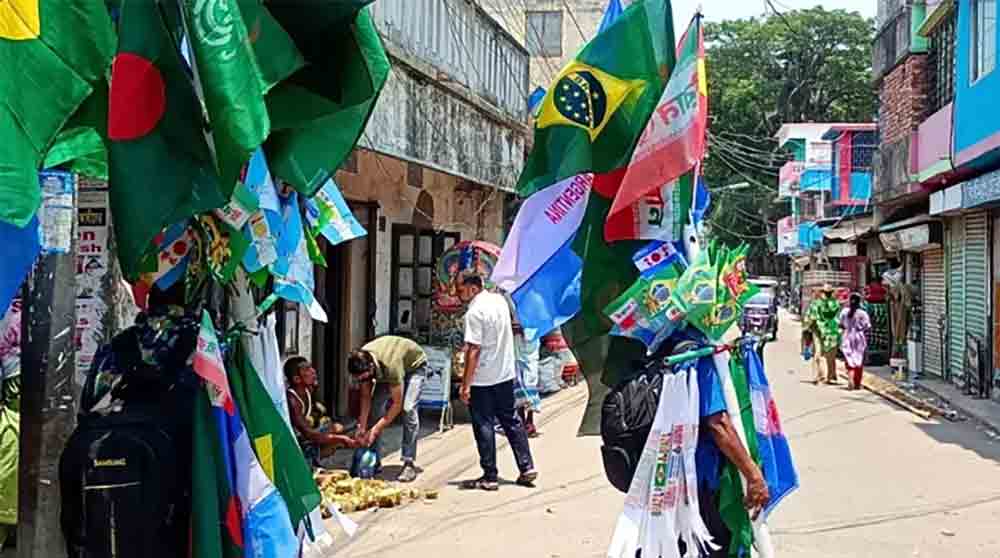চাঁদপুরে বিশ্বকাপ উন্মাদনা: পতাকা-জার্সিতে রঙিন শহর ও গ্রাম