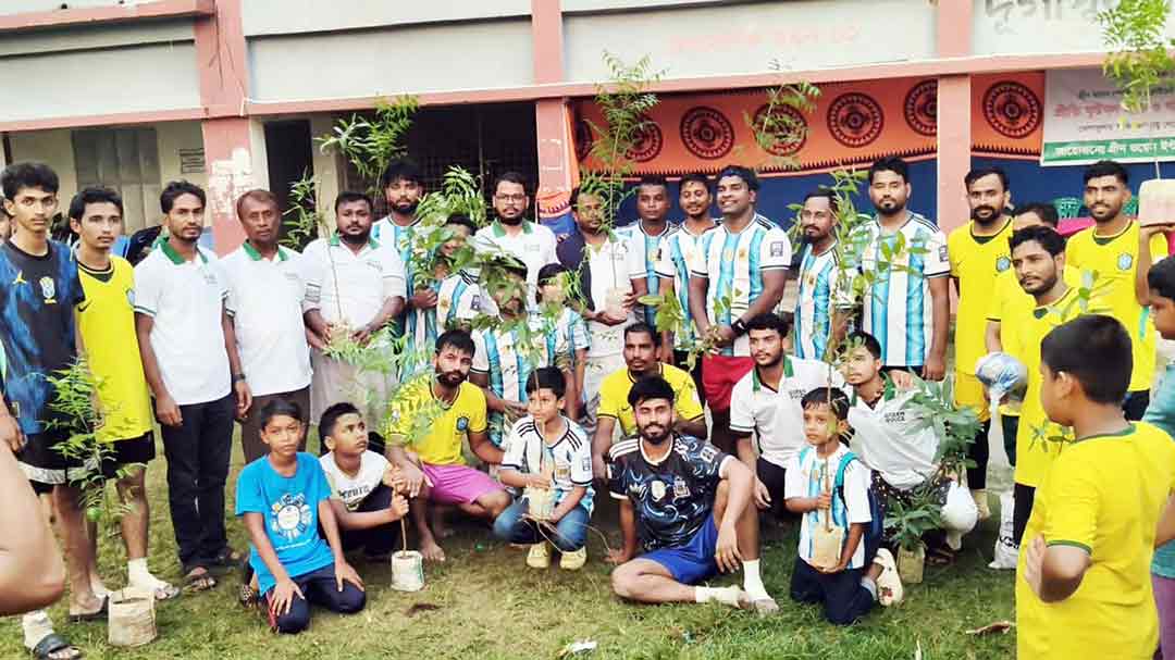 হাইমচরে আর্জেন্টিনা–ব্রাজিল প্রীতি ম্যাচ শেষে চারাগাছ বিতরণ