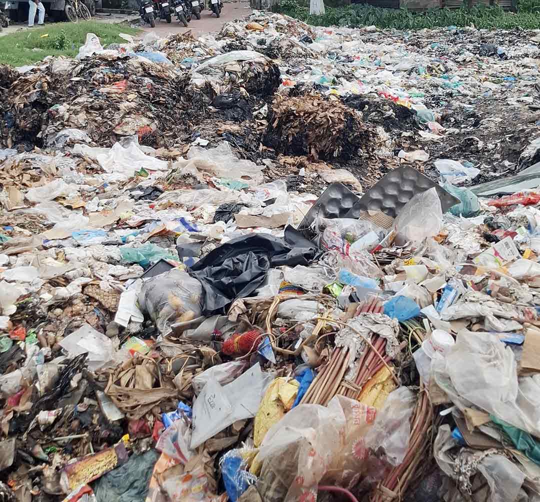 ফরিদগঞ্জ বাসস্ট্যান্ডে ময়লার ভাগাড়, দুর্গন্ধে অতিষ্ঠ শিক্ষার্থী ও পথচারী