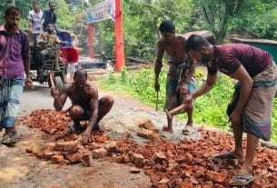 নিজ অর্থায়নে সড়ক সংস্কার করে প্রশংসিত ইঞ্জিনিয়ার মহসিন মোল্লা