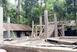 ফরিদগঞ্জে আদালতের নিষেধাজ্ঞার মধ্যেই নির্মাণকাজের অভিযোগ