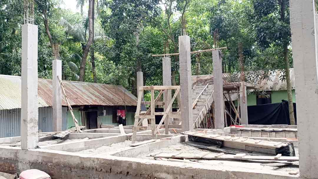 ফরিদগঞ্জে আদালতের নিষেধাজ্ঞার মধ্যেই নির্মাণকাজের অভিযোগ
