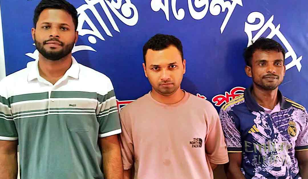 শাহরাস্তিতে পুলিশের অভিযানে ২৬ পিস ইয়াবাসহ তিনজন গ্রেপ্তার